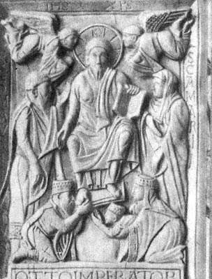 Император Оттон I с женой и сыном (будущим императором Оттоном II) у ног Иисуса Христа. Резьба по слоновой кости.